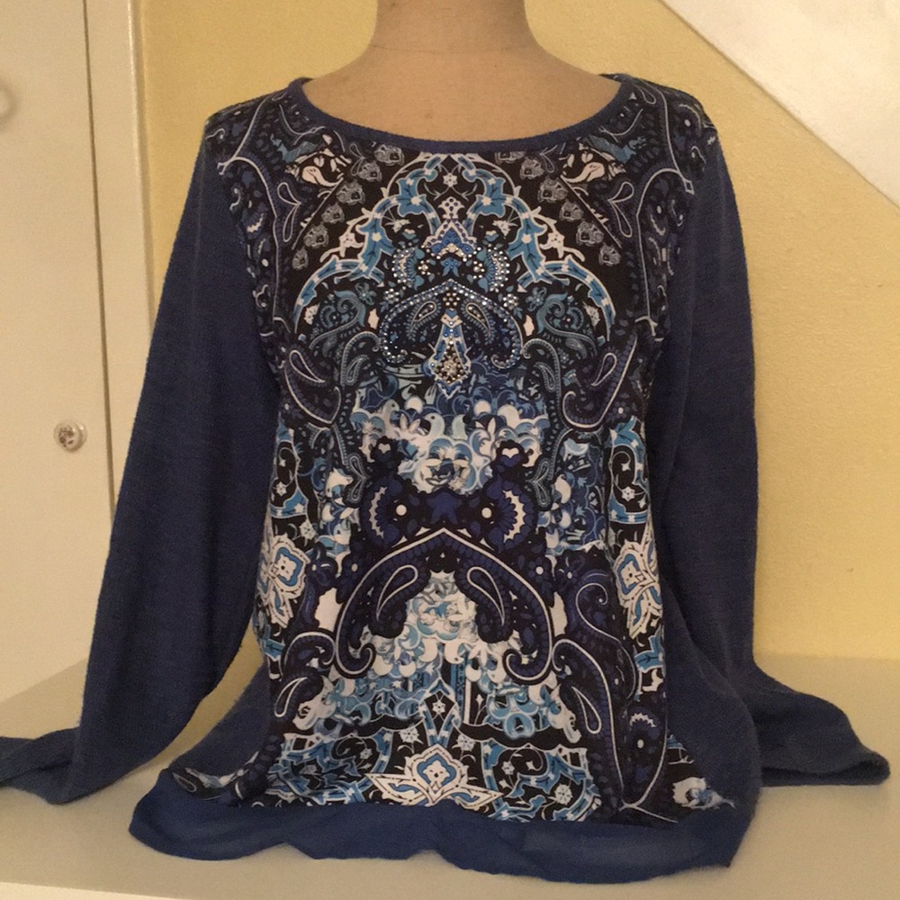 A sweater XL in blue with some front design
